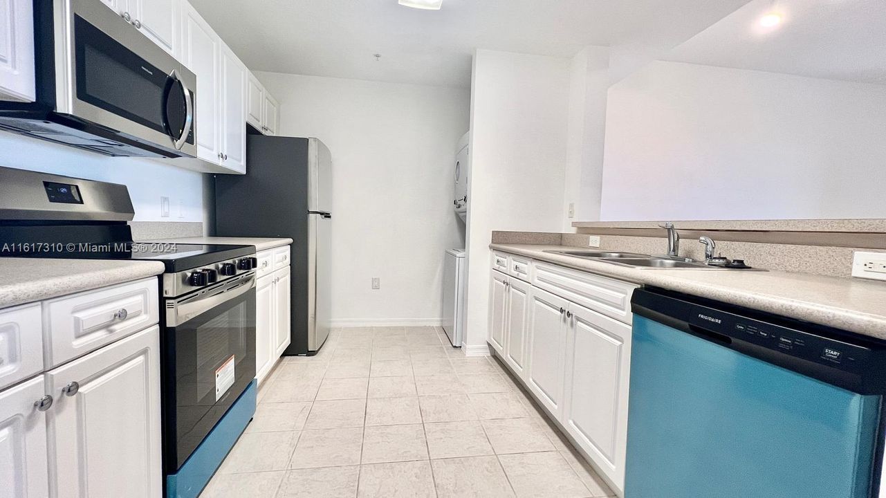 Recently Rented: $2,300 (1 beds, 1 baths, 719 Square Feet)