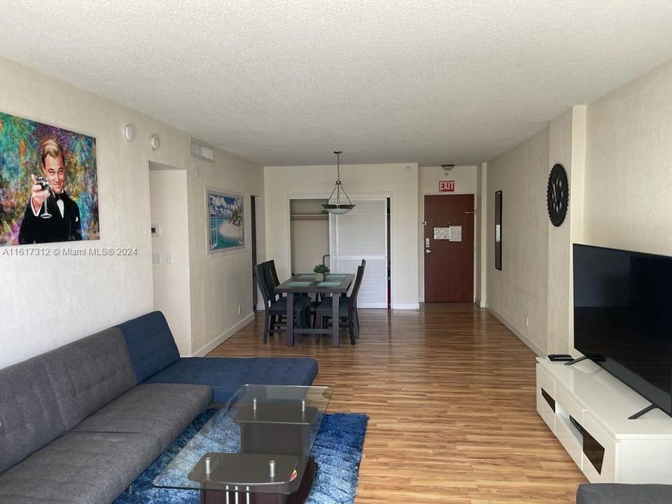 For Sale: $450,000 (1 beds, 1 baths, 874 Square Feet)