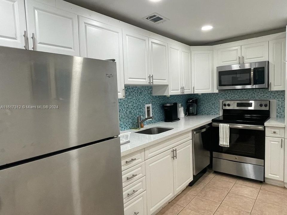 For Sale: $450,000 (1 beds, 1 baths, 874 Square Feet)