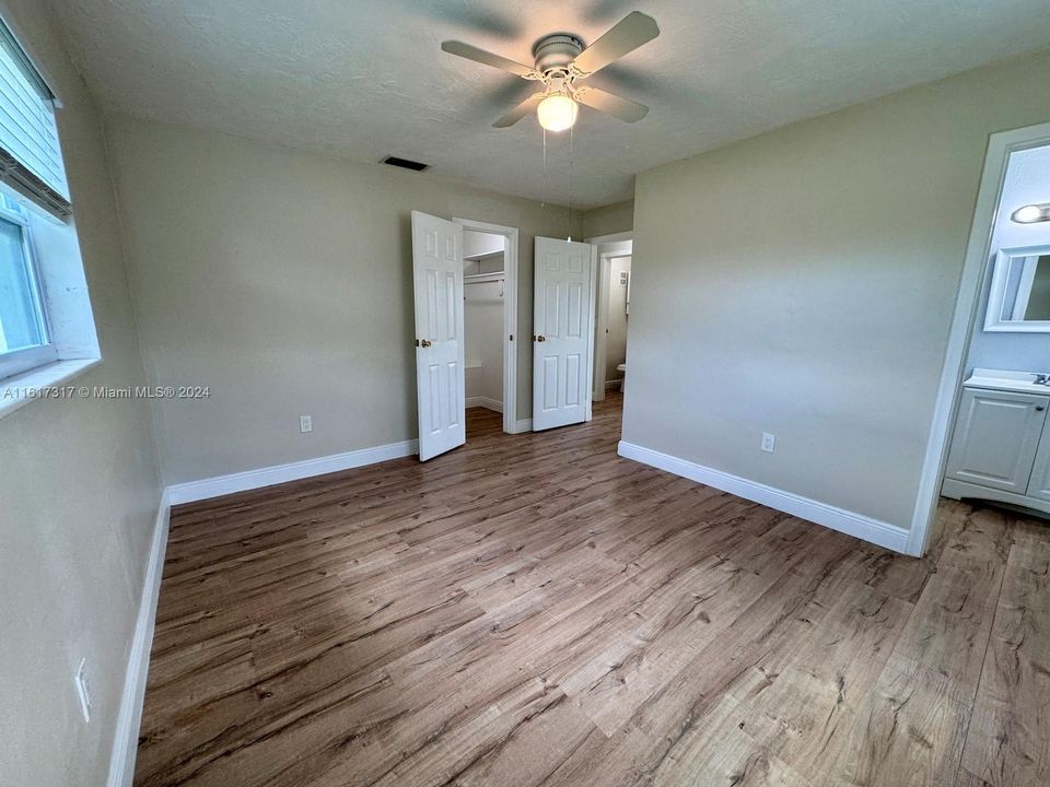 Active With Contract: $2,400 (2 beds, 1 baths, 952 Square Feet)