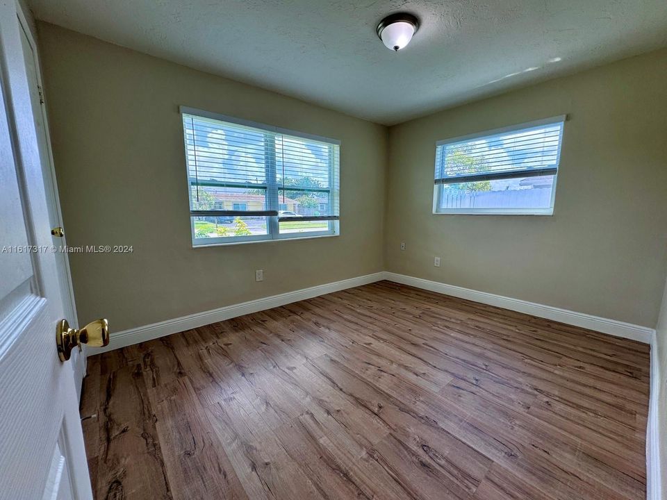 Active With Contract: $2,400 (2 beds, 1 baths, 952 Square Feet)