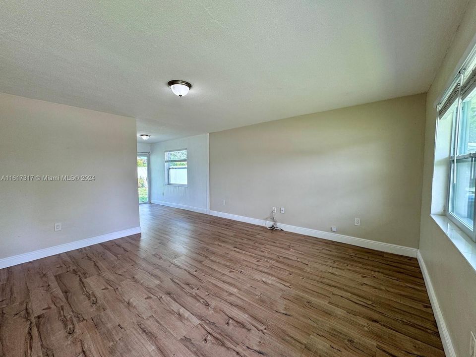 For Rent: $2,500 (2 beds, 1 baths, 952 Square Feet)