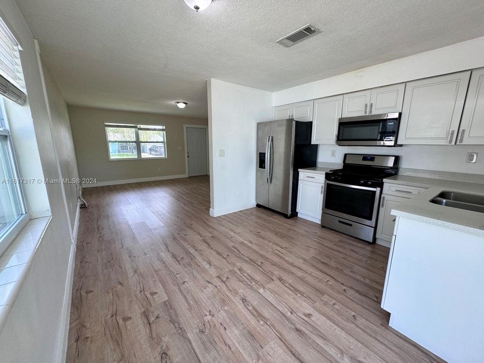 For Rent: $2,500 (2 beds, 1 baths, 952 Square Feet)