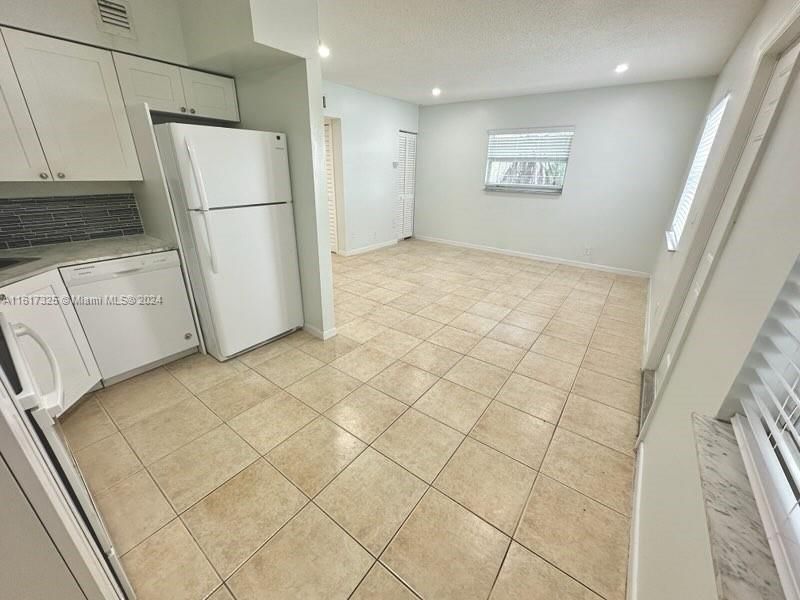 For Rent: $1,800 (2 beds, 1 baths, 740 Square Feet)