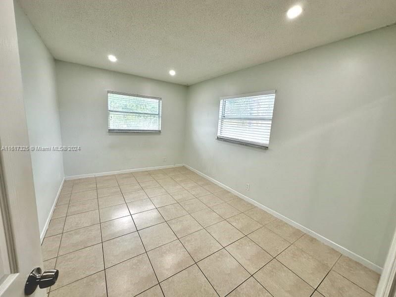 For Rent: $1,800 (2 beds, 1 baths, 740 Square Feet)