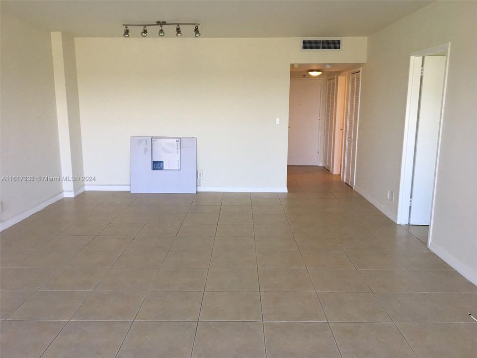 For Rent: $2,900 (1 beds, 1 baths, 900 Square Feet)