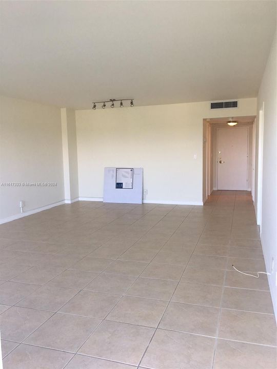 For Rent: $2,900 (1 beds, 1 baths, 900 Square Feet)