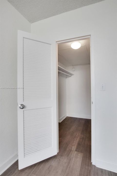 For Rent: $3,894 (1 beds, 1 baths, 732 Square Feet)