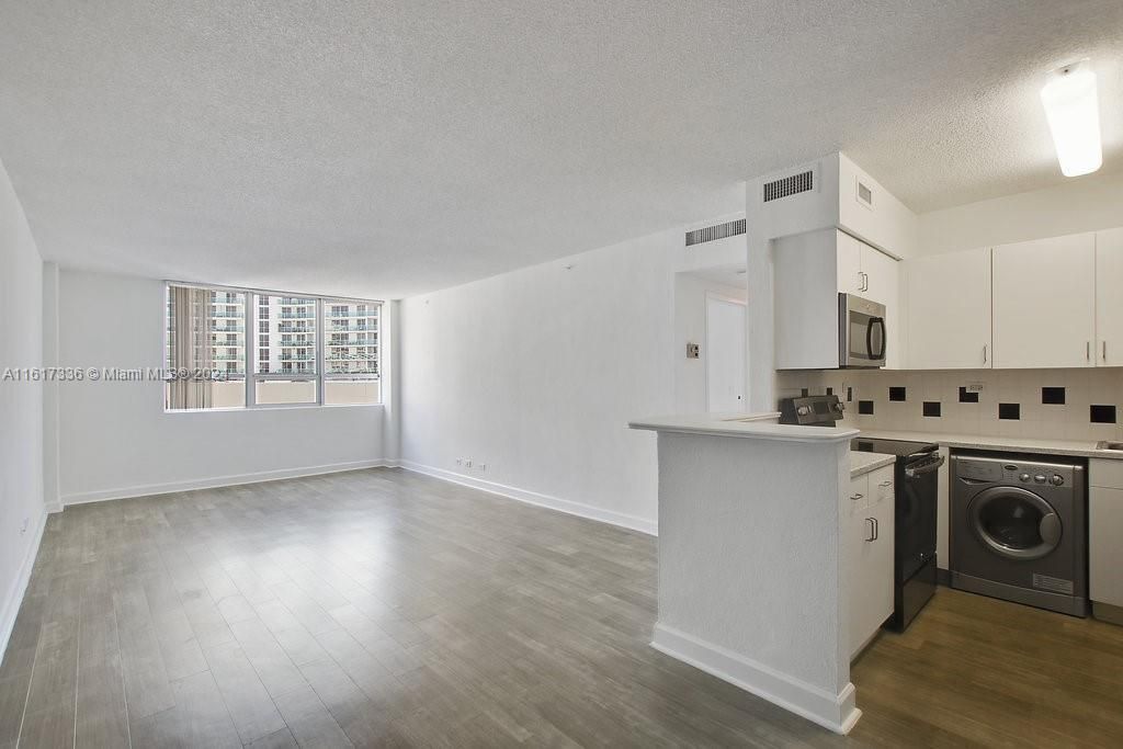 For Rent: $3,894 (1 beds, 1 baths, 732 Square Feet)