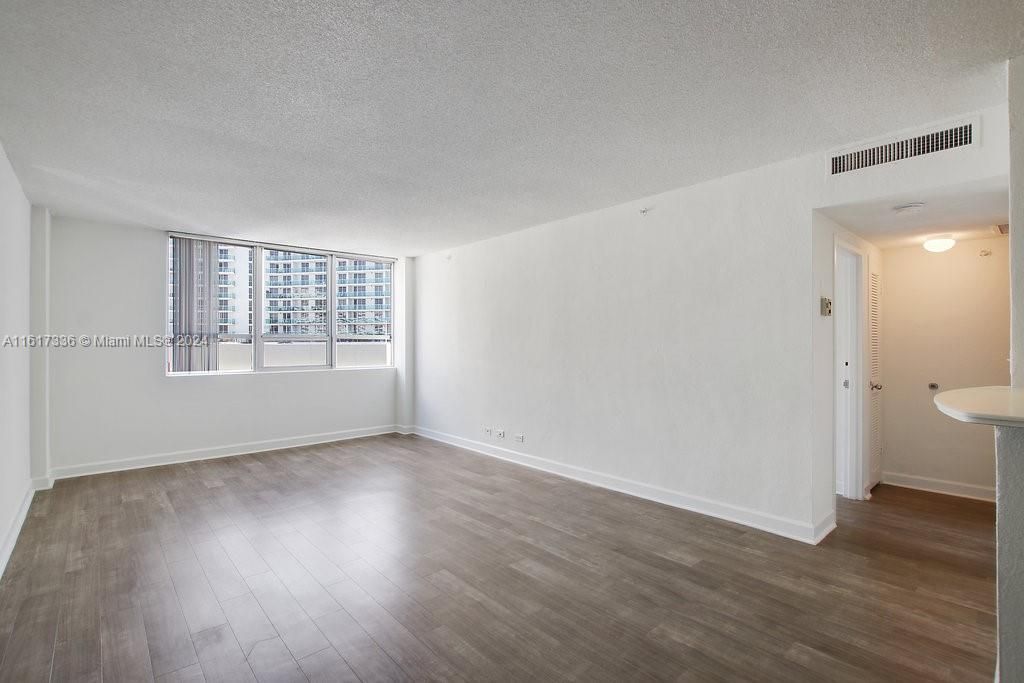 For Rent: $3,894 (1 beds, 1 baths, 732 Square Feet)