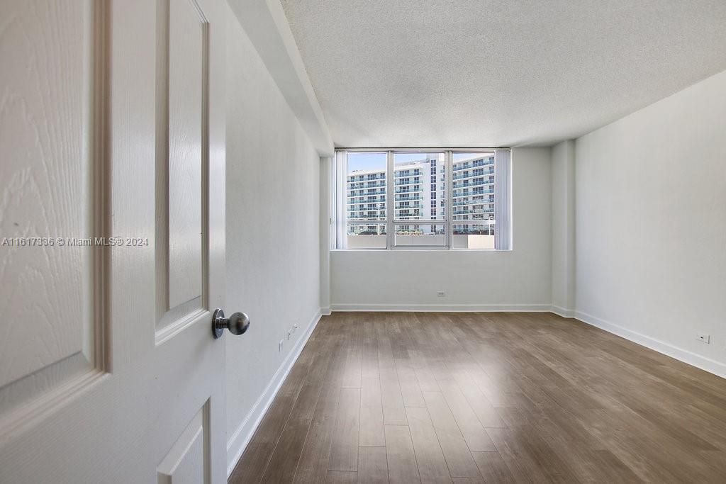 For Rent: $3,894 (1 beds, 1 baths, 732 Square Feet)