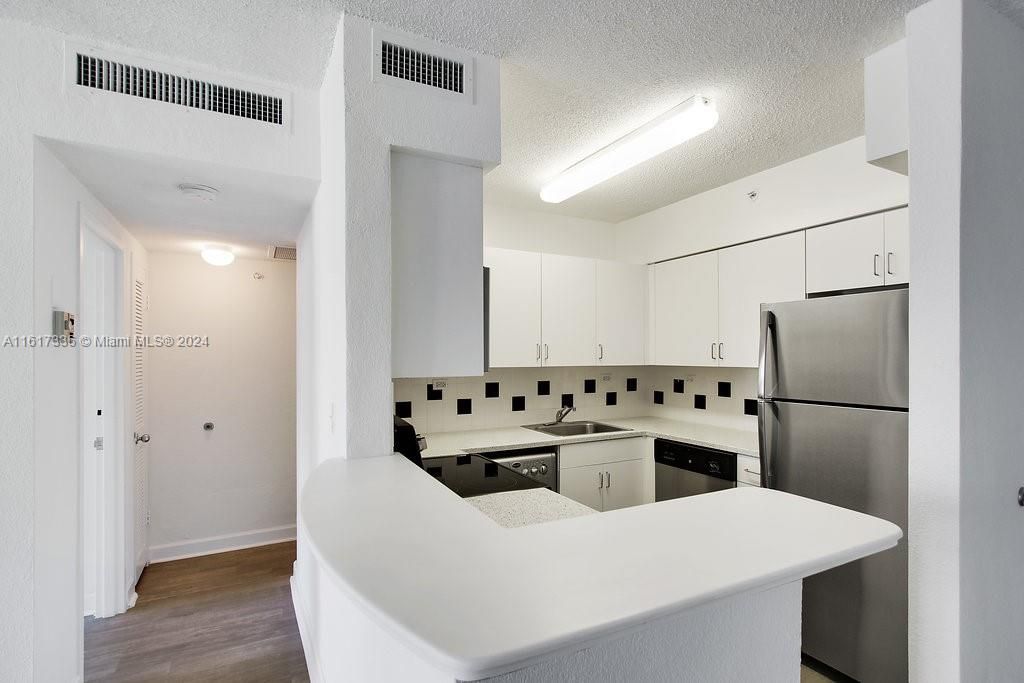 For Rent: $3,894 (1 beds, 1 baths, 732 Square Feet)