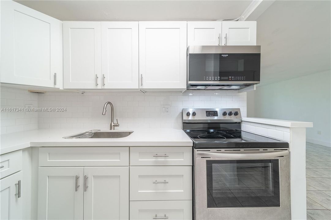 For Sale: $234,000 (1 beds, 1 baths, 777 Square Feet)