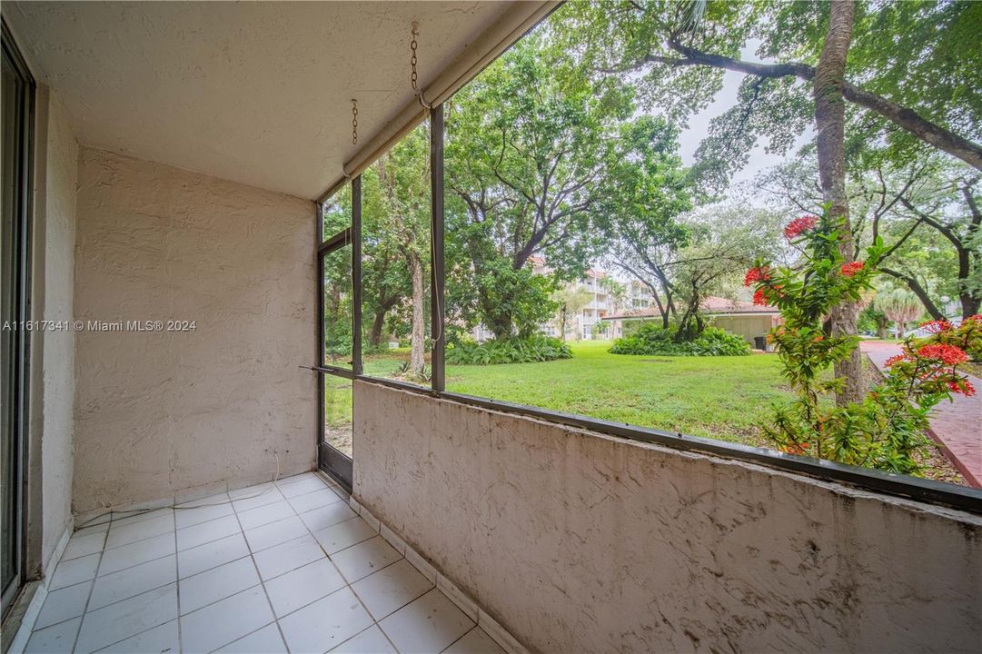 For Sale: $234,000 (1 beds, 1 baths, 777 Square Feet)