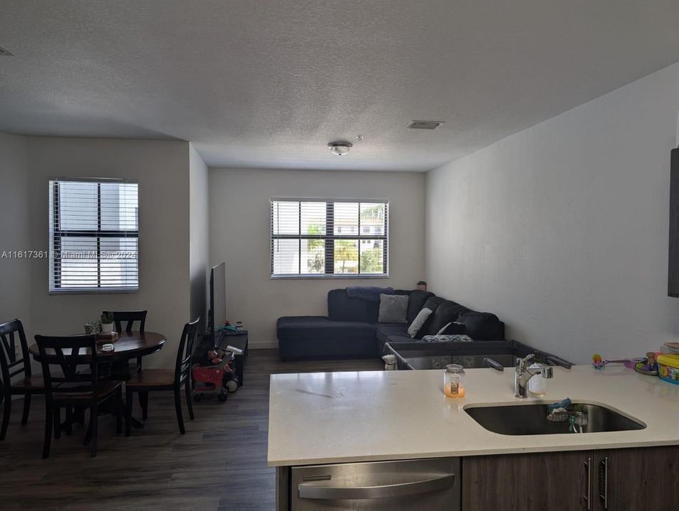 For Rent: $2,650 (2 beds, 2 baths, 1262 Square Feet)