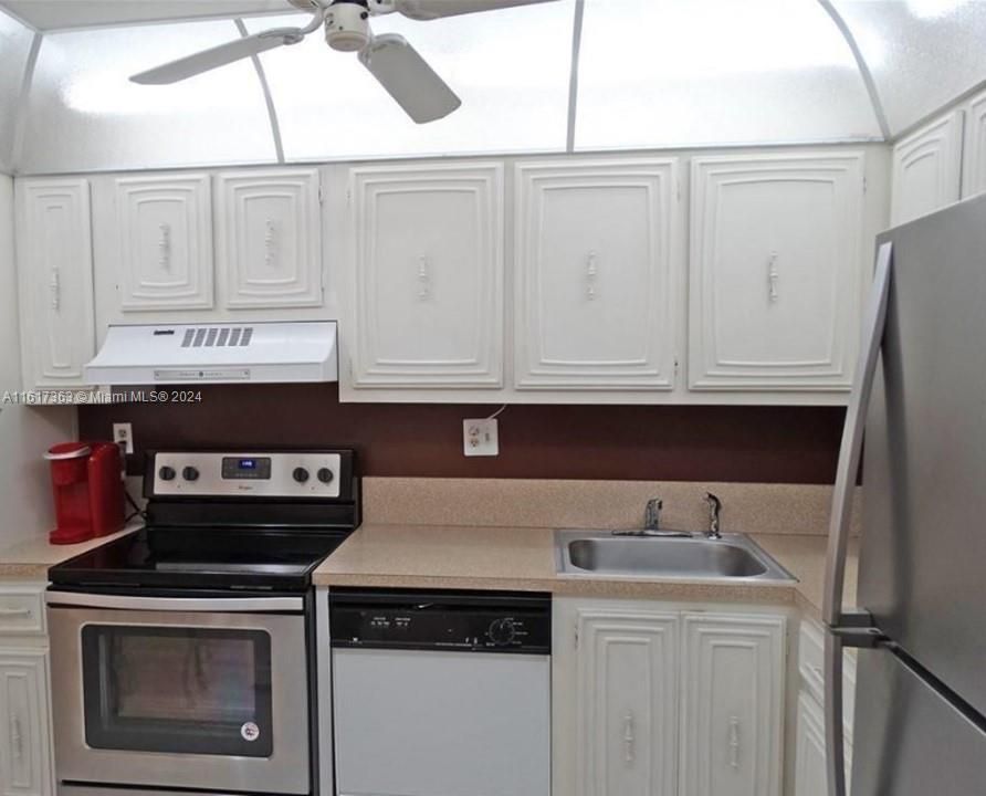 For Sale: $120,000 (2 beds, 2 baths, 1100 Square Feet)