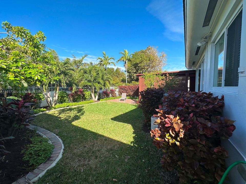 Recently Sold: $1,600,000 (3 beds, 2 baths, 1632 Square Feet)