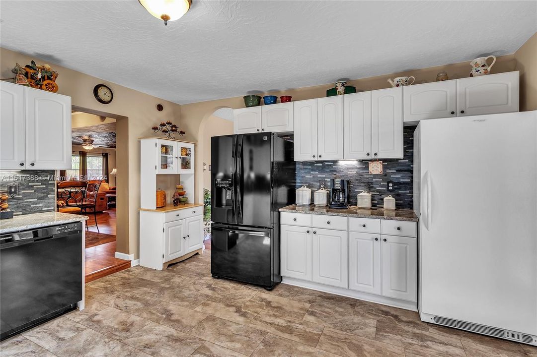 For Sale: $1,125,000 (3 beds, 1 baths, 2880 Square Feet)