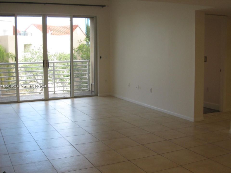 For Sale: $350,000 (2 beds, 2 baths, 1000 Square Feet)