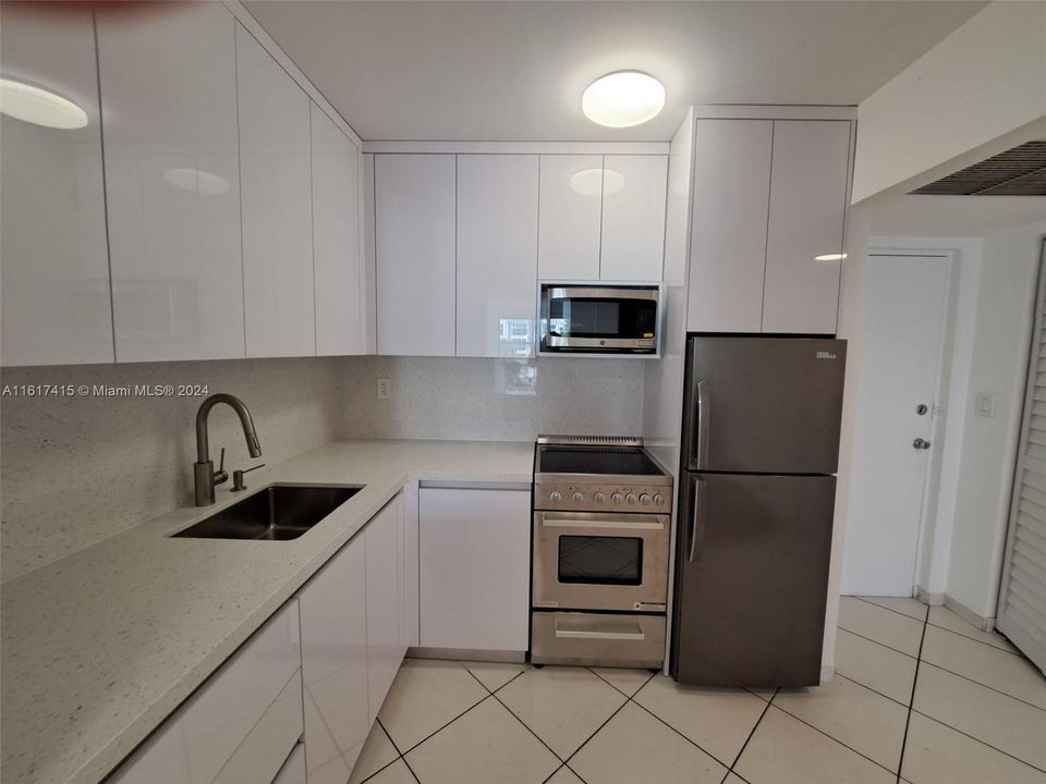 For Sale: $245,000 (1 beds, 1 baths, 544 Square Feet)