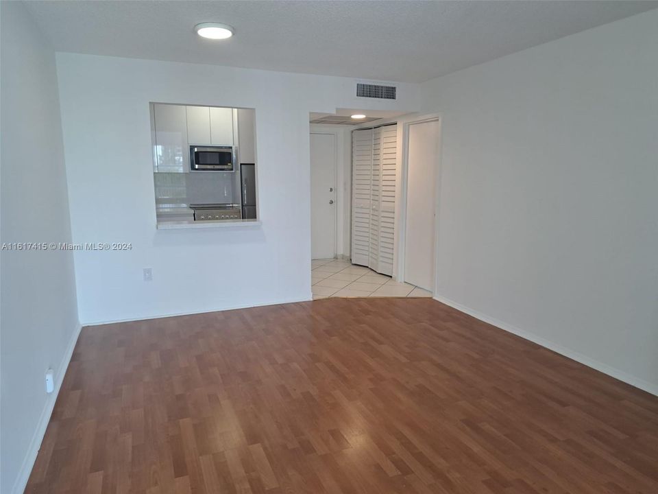 For Sale: $245,000 (1 beds, 1 baths, 544 Square Feet)