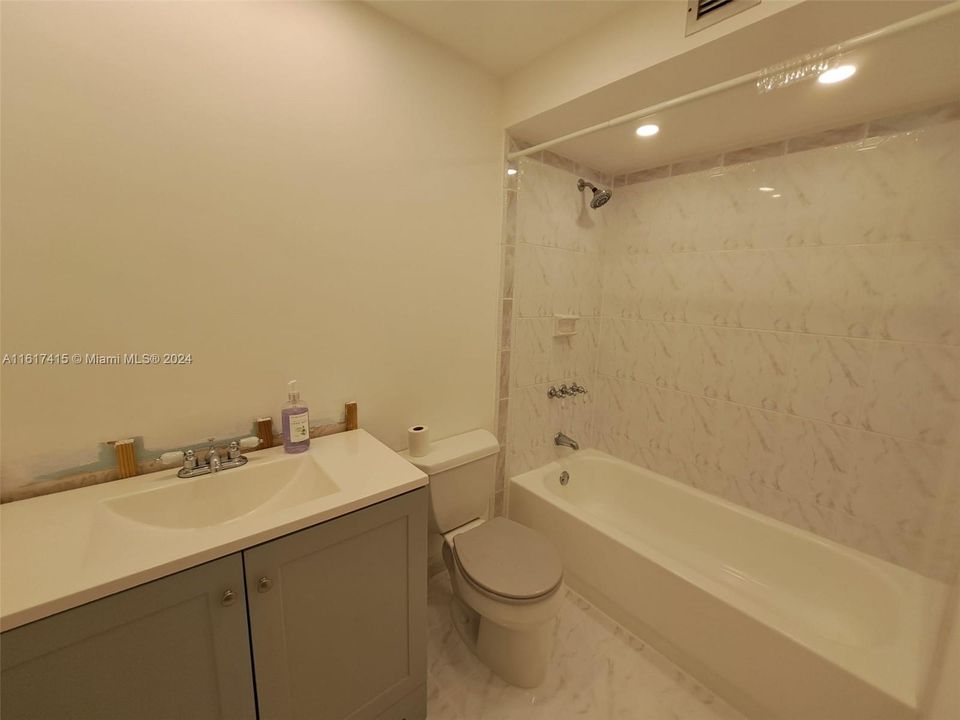 For Sale: $245,000 (1 beds, 1 baths, 544 Square Feet)