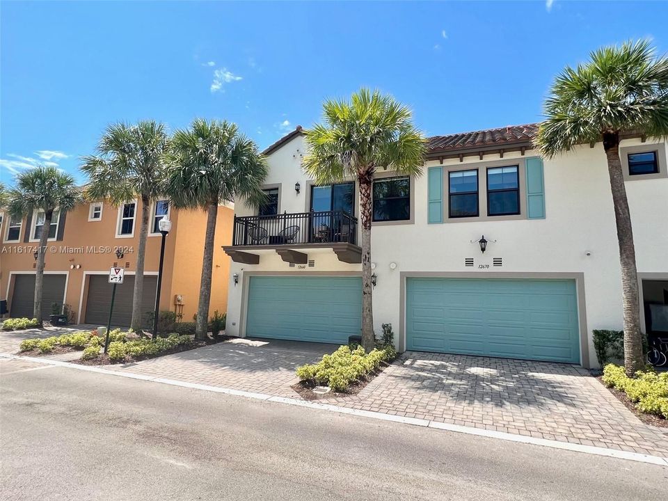 For Sale: $560,000 (3 beds, 3 baths, 1611 Square Feet)