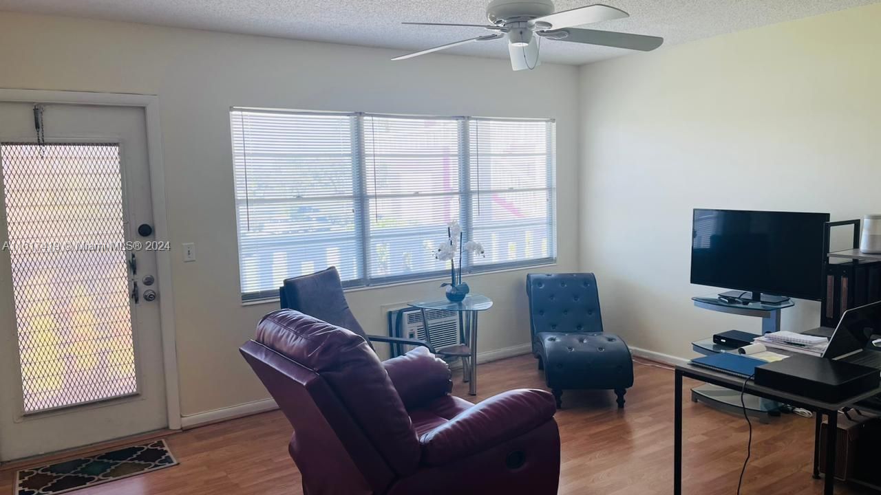 For Rent: $1,400 (1 beds, 1 baths, 601 Square Feet)