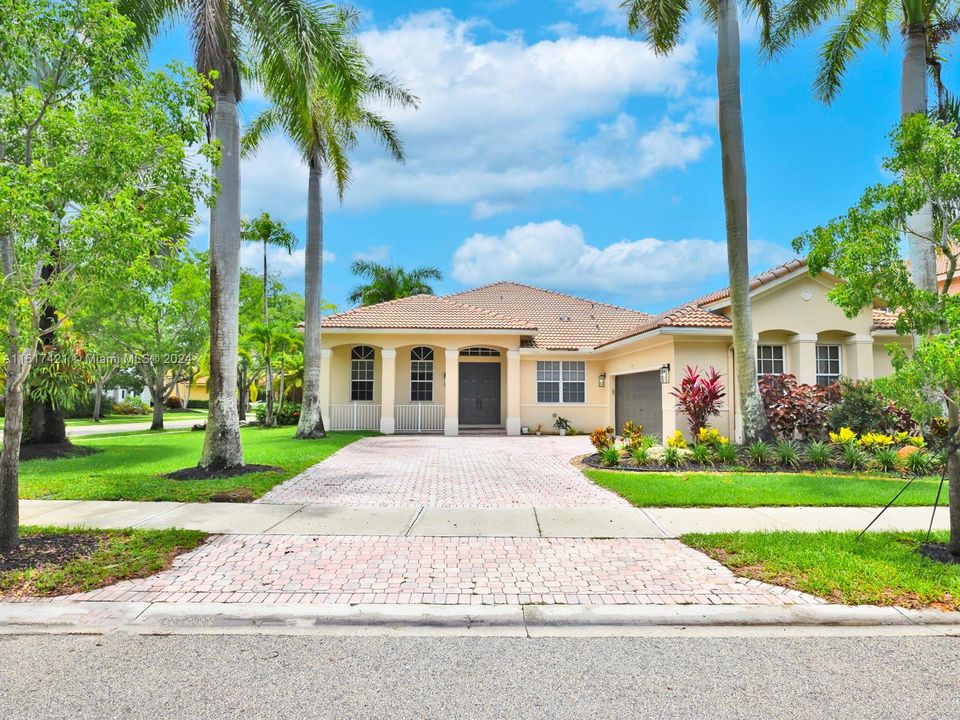 For Sale: $1,090,000 (4 beds, 2 baths, 2674 Square Feet)