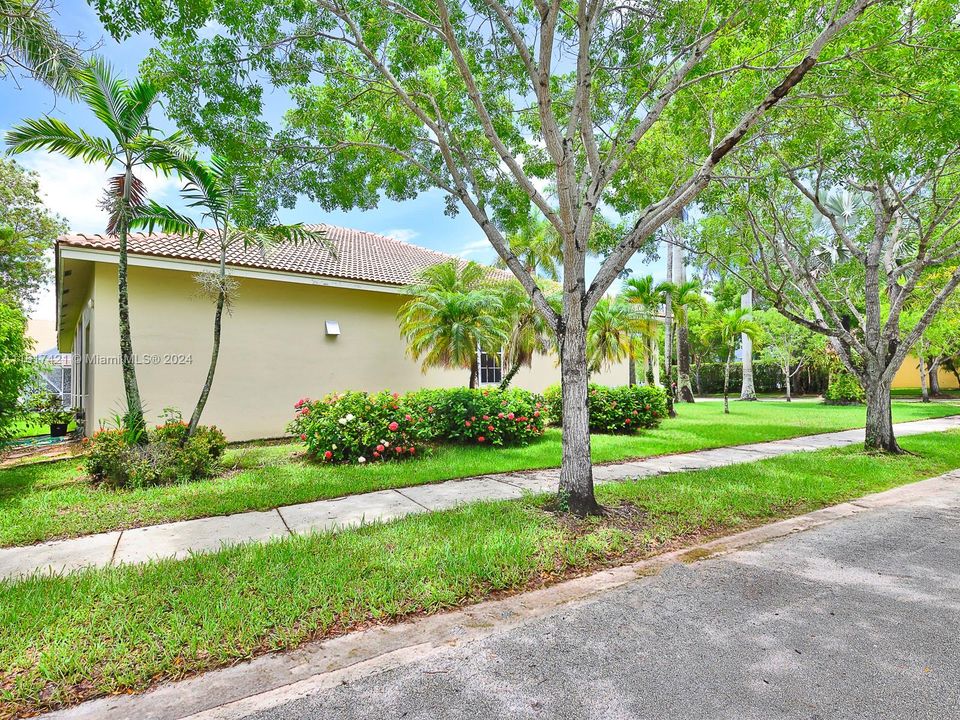 For Sale: $1,090,000 (4 beds, 2 baths, 2674 Square Feet)