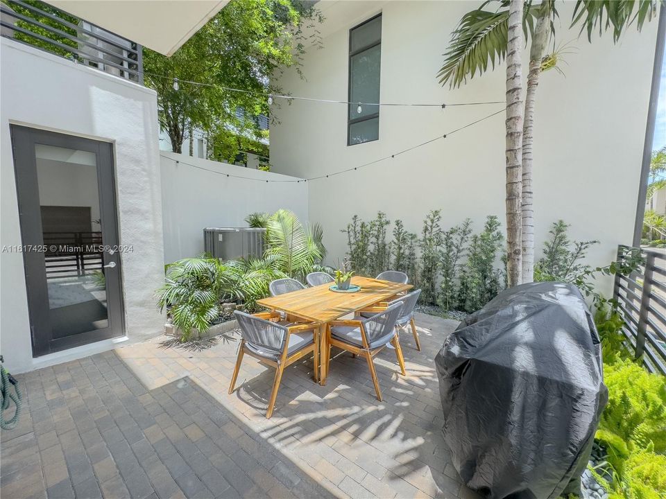 Vendido Recientemente: $1,495,000 (4 camas, 3 baños, 2844 Pies cuadrados)