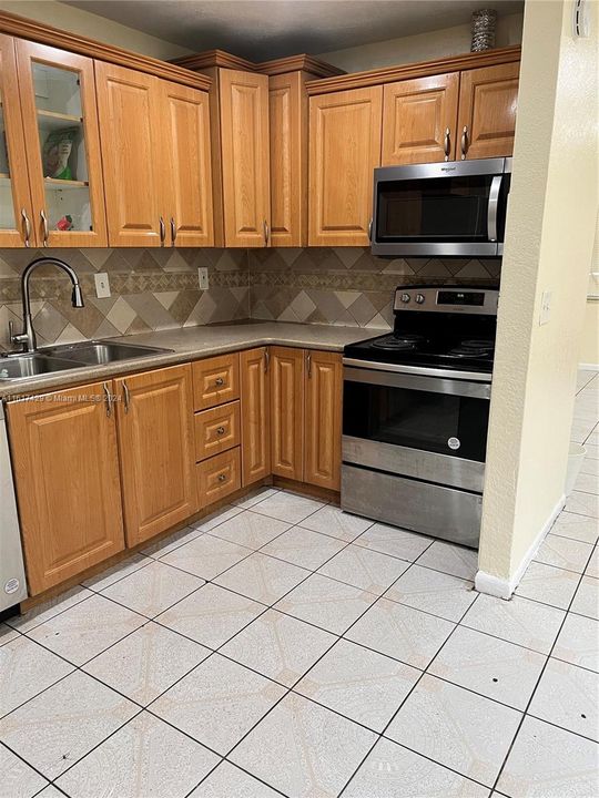 For Rent: $3,000 (3 beds, 2 baths, 1600 Square Feet)