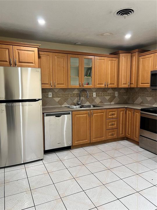 For Rent: $3,000 (3 beds, 2 baths, 1600 Square Feet)