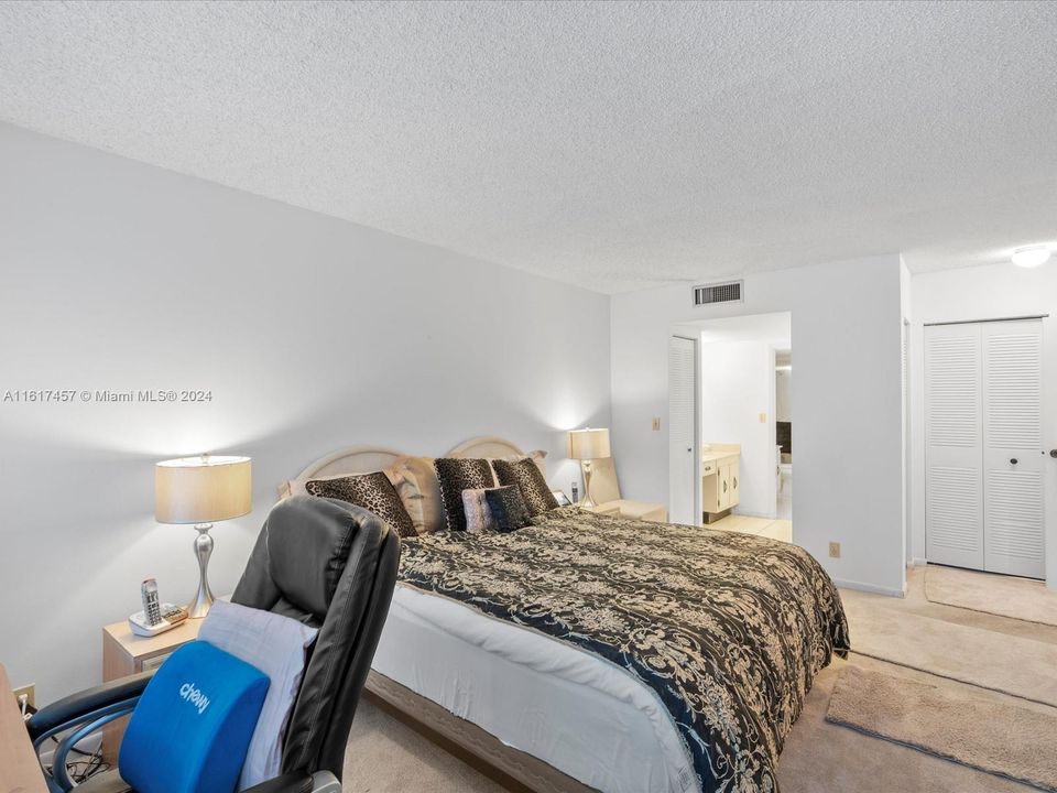 Active With Contract: $349,900 (2 beds, 2 baths, 1400 Square Feet)