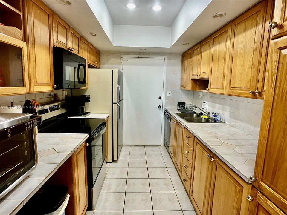 For Rent: $3,600 (1 beds, 1 baths, 980 Square Feet)