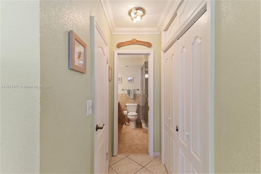 For Sale: $374,995 (1 beds, 1 baths, 896 Square Feet)