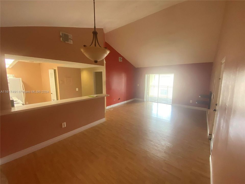 For Sale: $306,000 (2 beds, 2 baths, 1106 Square Feet)