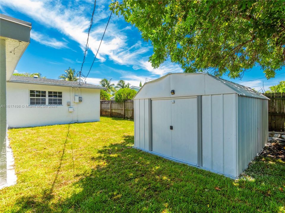 For Sale: $549,999 (3 beds, 2 baths, 2337 Square Feet)