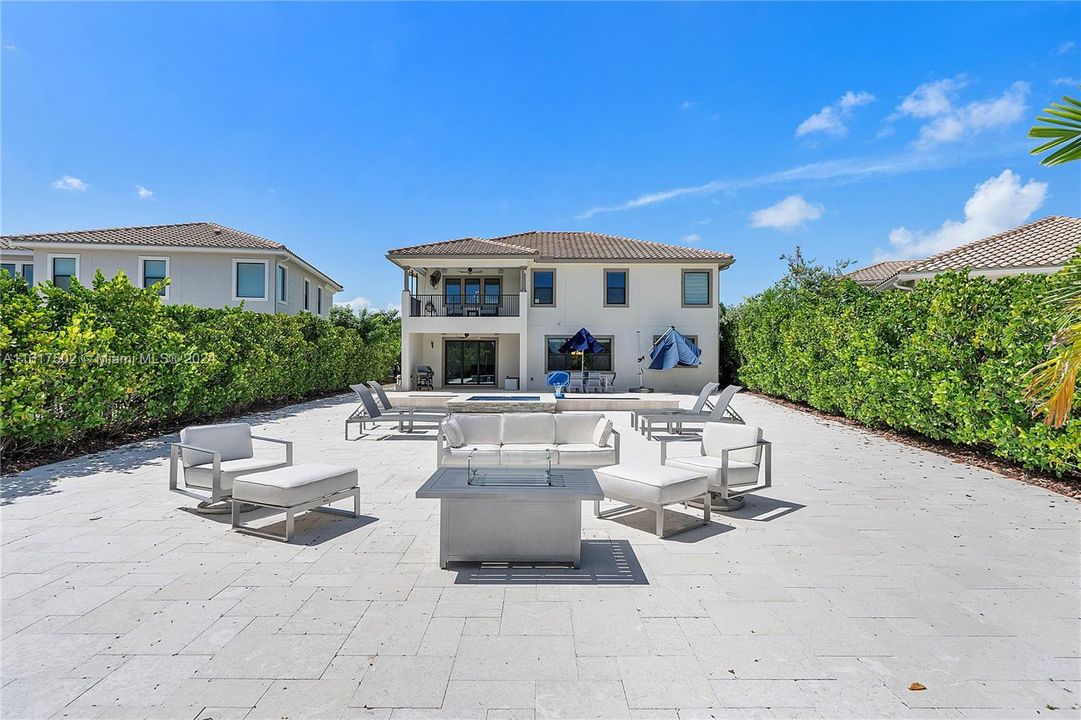 Recently Sold: $2,100,000 (5 beds, 4 baths, 4357 Square Feet)