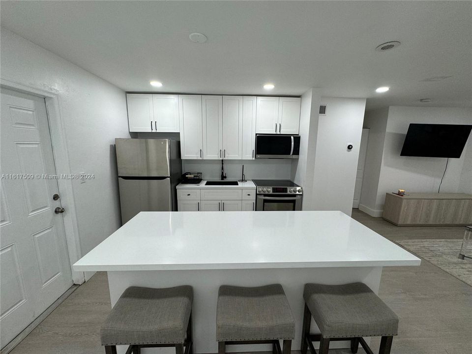 For Rent: $1,850 (1 beds, 1 baths, 1899 Square Feet)