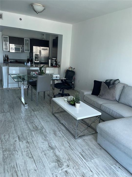 For Rent: $3,100 (1 beds, 1 baths, 702 Square Feet)