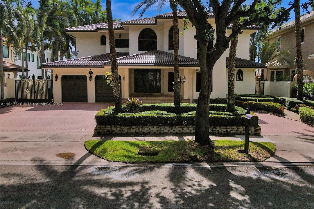 En Venta: $1,950,000 (6 camas, 4 baños, 5046 Pies cuadrados)