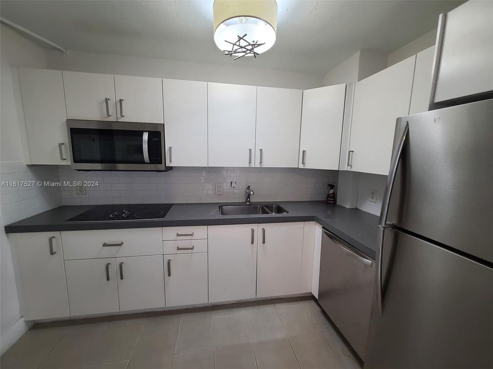 For Rent: $3,100 (2 beds, 2 baths, 890 Square Feet)