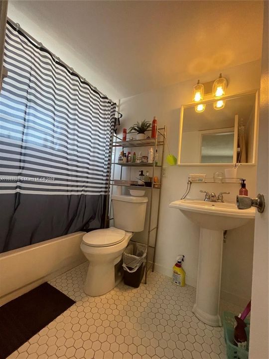 For Rent: $1,525 (1 beds, 1 baths, 570 Square Feet)