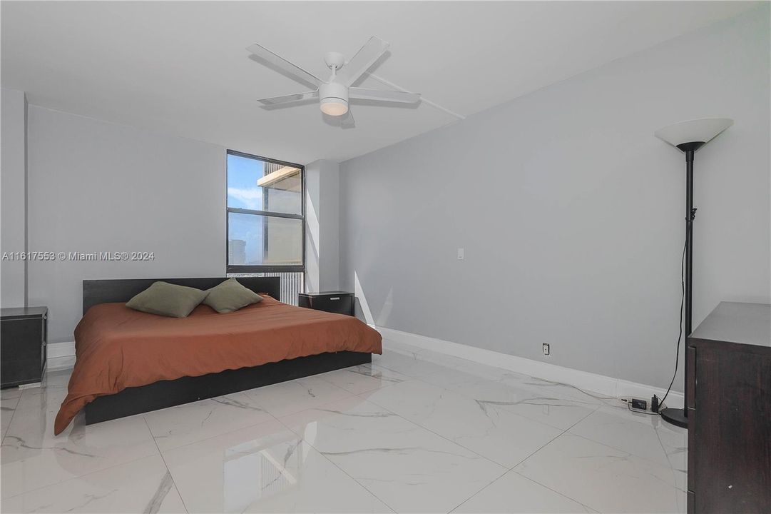 For Sale: $350,000 (1 beds, 1 baths, 1038 Square Feet)