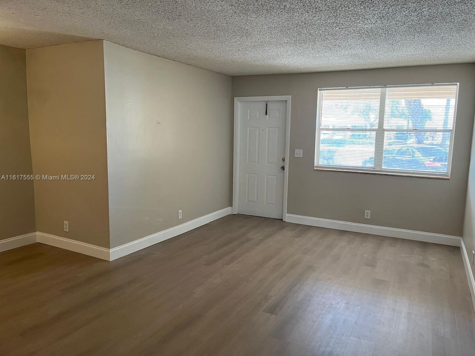 For Sale: $173,000 (2 beds, 1 baths, 830 Square Feet)