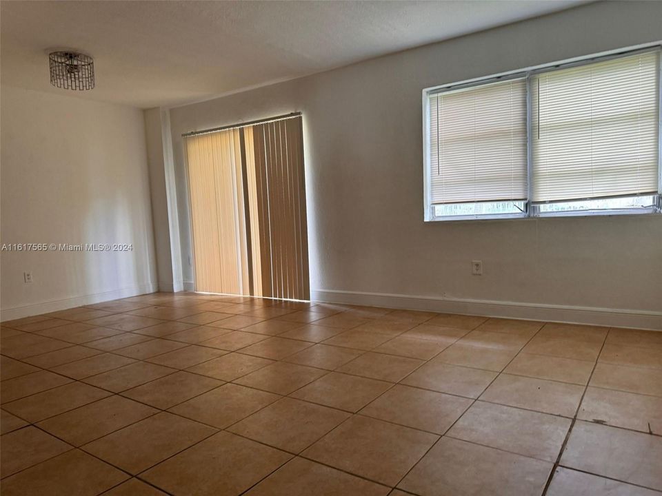 Recently Rented: $1,900 (2 beds, 1 baths, 750 Square Feet)