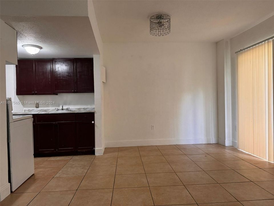 For Rent: $2,100 (2 beds, 1 baths, 750 Square Feet)