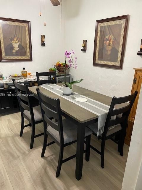 Vendido Recientemente: $630,000 (5 camas, 3 baños, 1809 Pies cuadrados)