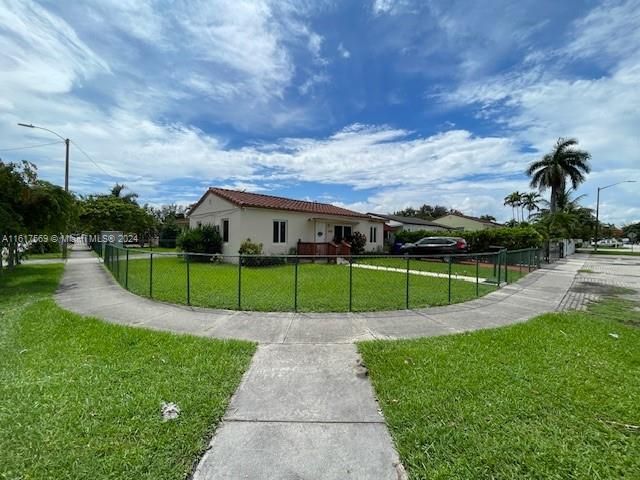 Recently Sold: $630,000 (5 beds, 3 baths, 1809 Square Feet)